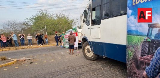 Bloquean acceso a Tecomán para exigir búsqueda de agroproductor desaparecido