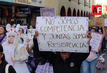 Mujeres policías marchan en el 8M junto a activistas; llaman la atención su participación