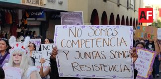Mujeres policías marchan en el 8M junto a activistas; llaman la atención su participación