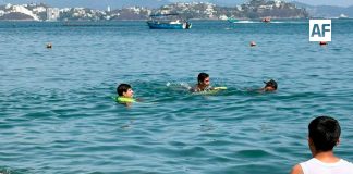Guardavidas de UEPC Colima salvan la vida a turista de Iztapalapa en aguas marinas de Manzanillo