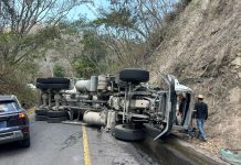 Volcadura de camión bloquea la carretera Colima–Minatitlán; no hay lesionados