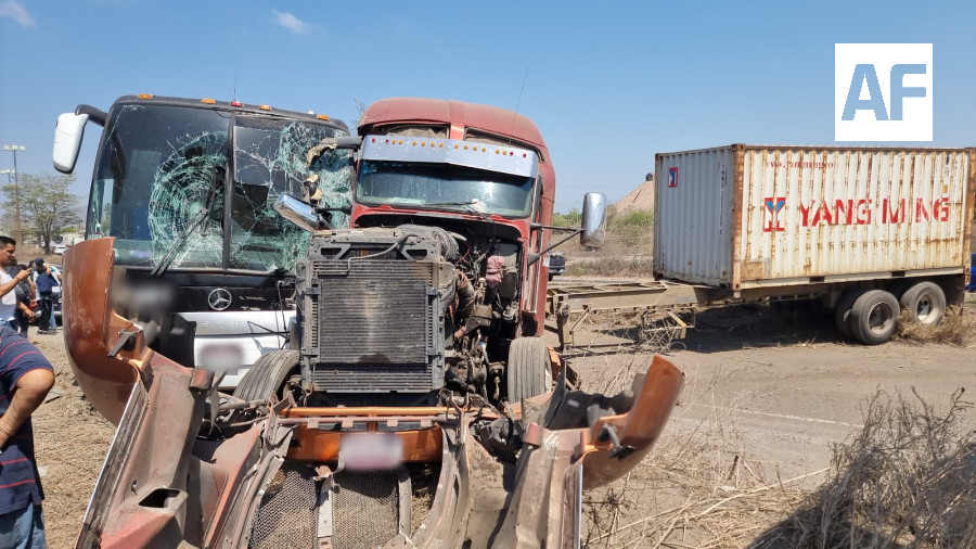 Accidente entre camión de pasajeros y tráiler en la autopista ...