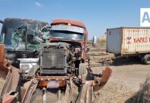 Accidente entre camión de pasajeros y tráiler en la autopista Manzanillo–Tecomán