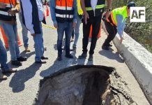 Aparece un enorme socavón en la libre Guadalajara – Colima en Tuxpan Jalisco