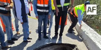 Aparece un enorme socavón en la libre Guadalajara – Colima en Tuxpan Jalisco