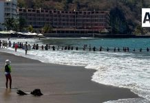 Forman cadena humana para rescatar a menor en playa Santiago de Manzanillo