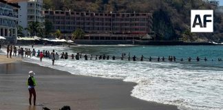 Forman cadena humana para rescatar a menor en playa Santiago de Manzanillo