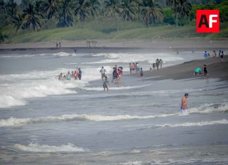 Muere turista jalisciense por inmersión en playa Boca de Pascuales, Tecomán