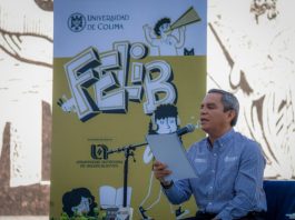Rector lee en voz alta textos escritos por alumnos del Bachillerato 2