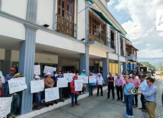 Trabajadores del Ayuntamiento de Minatitlán protestan por despidos; acusan abuso de poder y nepotismo
