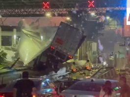 Tráiler embiste vehículos y se estrella contra la caseta de cobro Zinapécuaro, en la México-Guadalajara