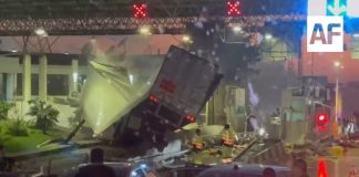 Tráiler embiste vehículos y se estrella contra la caseta de cobro Zinapécuaro, en la México-Guadalajara