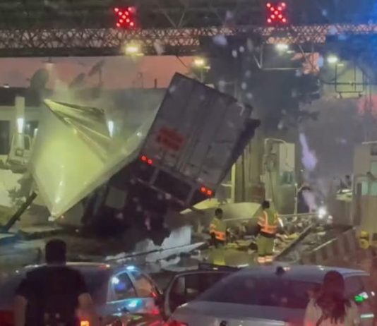 Tráiler embiste vehículos y se estrella contra la caseta de cobro Zinapécuaro, en la México-Guadalajara