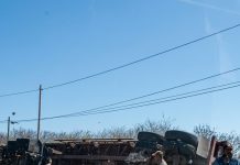 Volcadura de tráiler sobre carretera libre Manzanillo a Armería deja daños materiales