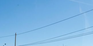 Volcadura de tráiler sobre carretera libre Manzanillo a Armería deja daños materiales