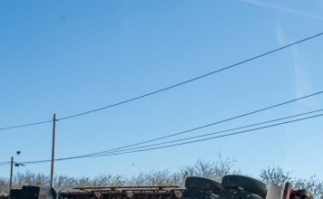 Volcadura de tráiler sobre carretera libre Manzanillo a Armería deja daños materiales