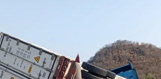 Se registra volcadura de tráiler sobre autopista Manzanillo a Armería; solo hubo daños materiales