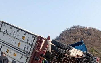 Se registra volcadura de tráiler sobre autopista Manzanillo a Armería; solo hubo daños materiales
