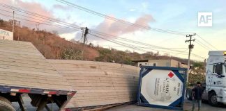 Reportan caída de isotanque tras accidente de tráiler en la carretera Jalipa–Puerto, en Manzanillo; solo hubo daños materiales