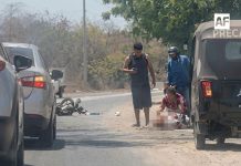 Mujer motociclista grave tras percance vial en la carretera Santiago–Chandiablo, en Manzanillo