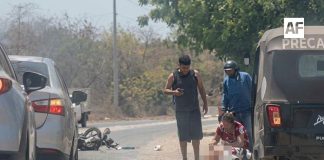 Mujer motociclista grave tras percance vial en la carretera Santiago–Chandiablo, en Manzanillo