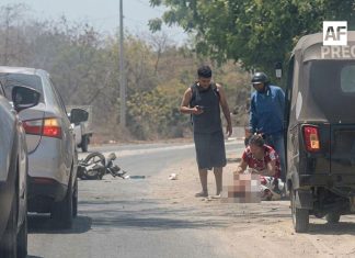 Mujer motociclista grave tras percance vial en la carretera Santiago–Chandiablo, en Manzanillo