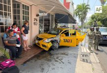 Choque de taxi en Pino Suárez deja cinco lesionados; se impacta contra establecimiento