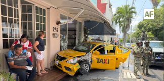 Choque de taxi en Pino Suárez deja cinco lesionados; se impacta contra establecimiento