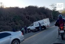 Un muerto y un lesionado tras choque entre moto y camioneta en Libramiento El Naranjo, Manzanillo