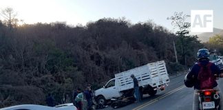 Un muerto y un lesionado tras choque entre moto y camioneta en Libramiento El Naranjo, Manzanillo