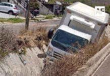 Cae camioneta de carga a cuneta pluvial en Valle Paraíso, Manzanillo; solo hubo daños materiales