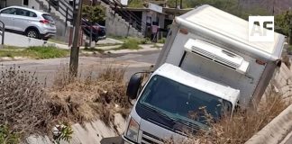 Cae camioneta de carga a cuneta pluvial en Valle Paraíso, Manzanillo; solo hubo daños materiales
