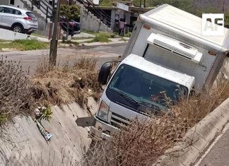 Cae camioneta de carga a cuneta pluvial en Valle Paraíso, Manzanillo; solo hubo daños materiales
