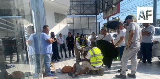 Trabajador cae de 3 metros en agencia al sur de Colima; fue trasladado al hospital
