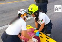 Mujer es atendida y trasladada tras caer de puente en Colima; su estado es delicado