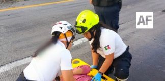 Mujer es atendida y trasladada tras caer de puente en Colima; su estado es delicado