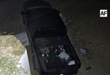 Camioneta cae a playa Peñitas desde el Malecón Miramar, en Manzanillo
