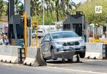 Vehículo sufre percance en caseta de Cuyutlán