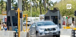 Vehículo sufre percance en caseta de Cuyutlán