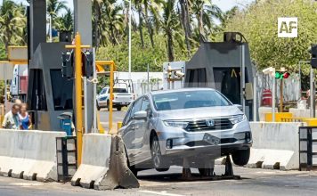 Vehículo sufre percance en caseta de Cuyutlán