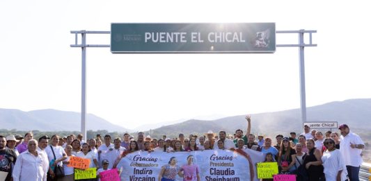 Gobernadora Indira Vizcaíno entregó y recorrió nuevo puente vehicular El Chical en Coquimatlán