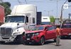 Reportan choque entre tráiler y camioneta en la zona centro de Armería