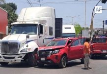 Reportan choque entre tráiler y camioneta en la zona centro de Armería