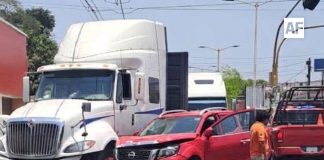 Reportan choque entre tráiler y camioneta en la zona centro de Armería