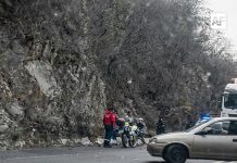 Choque entre vehículo y motocicleta en Libramiento El Colomo, en Manzanillo, deja un lesionado