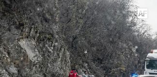 Choque entre vehículo y motocicleta en Libramiento El Colomo, en Manzanillo, deja un lesionado