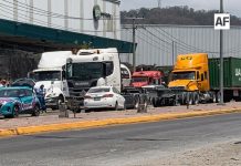 Daños materiales tras choque entre tráiler y vehículo particular en Libramiento Tapeixtles, Manzanillo