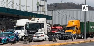 Daños materiales tras choque entre tráiler y vehículo particular en Libramiento Tapeixtles, Manzanillo
