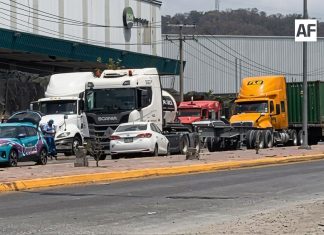Daños materiales tras choque entre tráiler y vehículo particular en Libramiento Tapeixtles, Manzanillo