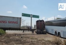 Accidente entre camión de pasajeros y tráiler en la autopista Manzanillo–Tecomán